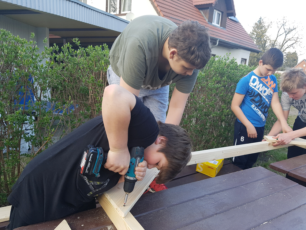 Jungen arbeiten mit Holz